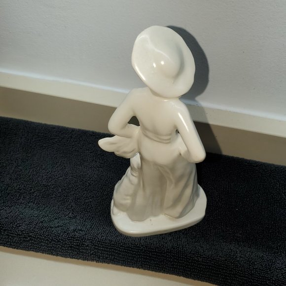 TRUE VINTAGE LADY AND DOG STATUE - Picture 2 of 3